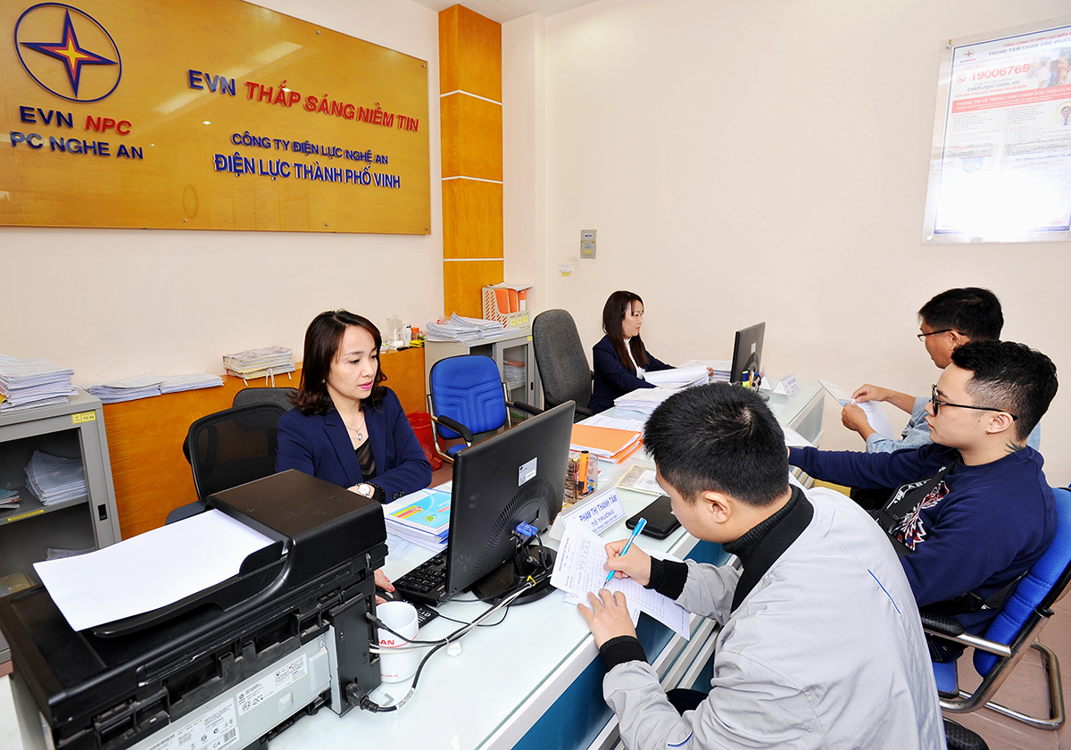 Khách hàng giao dịch tại Điện lực TP. Vinh.