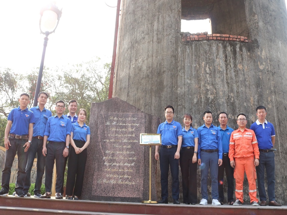 Đoàn khối Doanh nghiệp tỉnh, Đoàn Công ty Điện lực Nghệ An gắn mã QR Di tích lịch sử Nhà máy điện Vinh nhân dịp Tháng thanh niên năm 2023