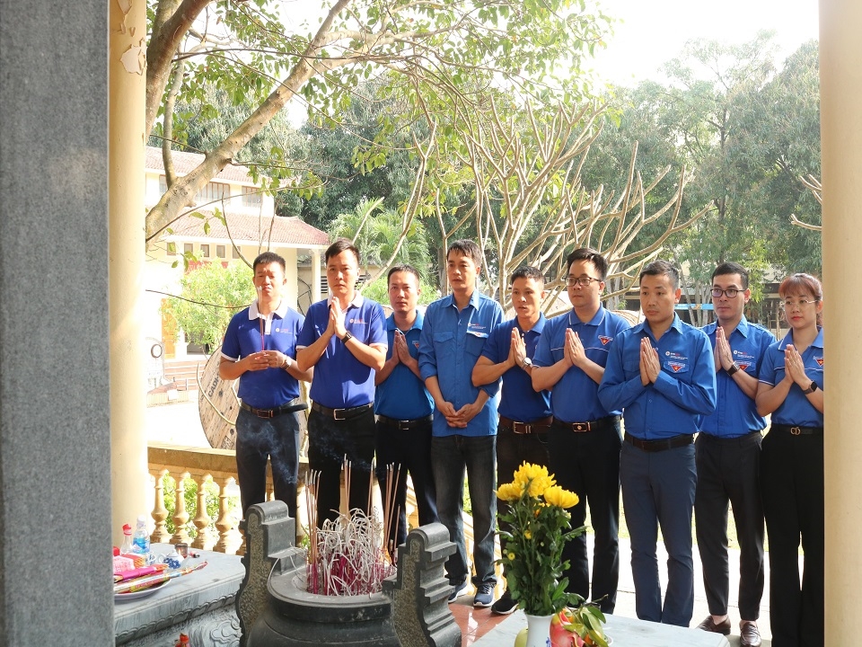 Đoàn viên thanh niên dâng hương tưởng niệm 13 cán bộ công nhân viên nhà máy điện Vinh anh dũng hy sinh trong thời kỳ kháng chiến chống Mỹ