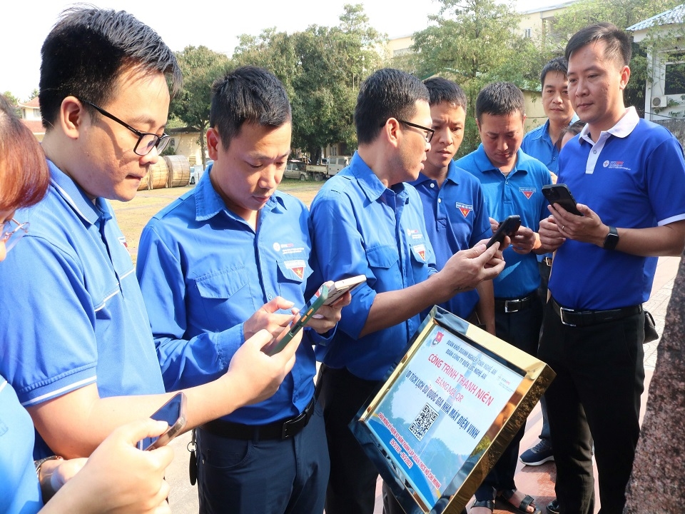 Đoàn viên thanh niên quét mã QR, tìm hiểu thông tin về Di tích lịch sử quốc gia Nhà máy điện Vinh một cách nhanh chóng, thuận tiện