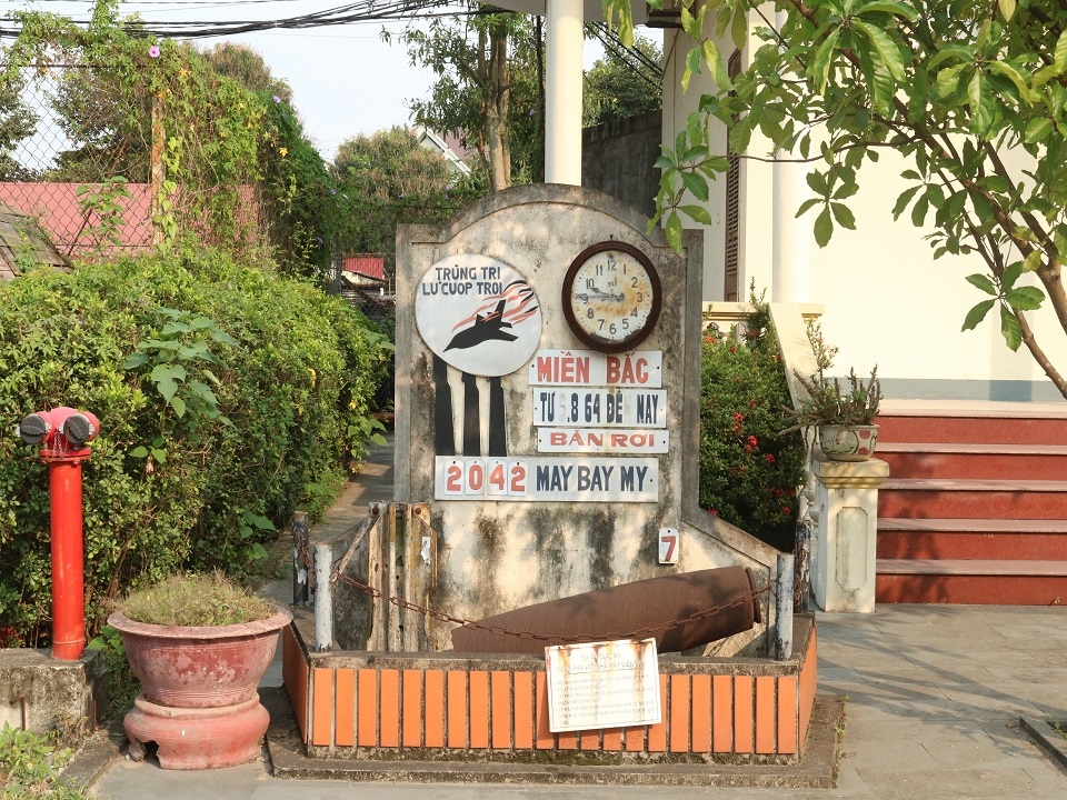 Một góc di tích thể hiện sự ác liệt của chiến tranh, đồng thời ghi nhận chiến công bắn rơi 2042 máy bay Mỹ