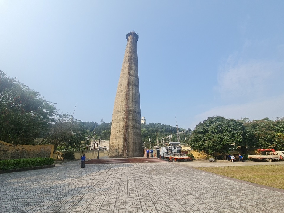 Ống khói biểu tượng của Di tích nhà máy điện Vinh vẫn được bảo vệ đến ngày nay, hằng năm đều thay cờ và vệ sinh